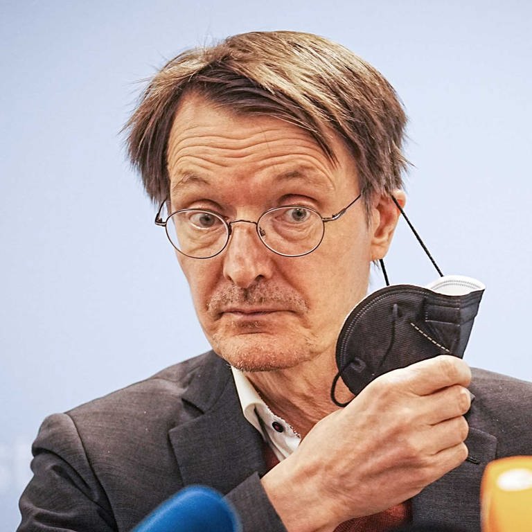 Karl Lauterbach (SPD), Bundesminister für Gesundheit, nimmt zu Beginn eines Pressestatements in seinem Ministerium die FFP2-Maske ab. (Foto: picture-alliance / Reportdienste, Kay Nietfeld)