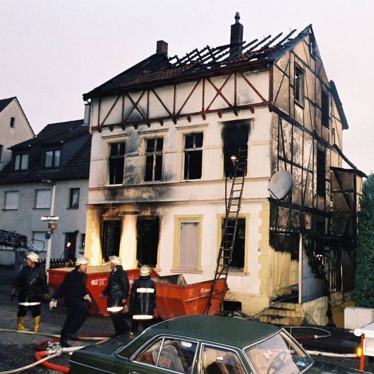 Brandanschlag - Feuerwehrmänner vor dem abgebrannten Haus der türkischen Familie Genc in Solingen (Foto: IMAGO, imago images / Tillmann Pressephotos)