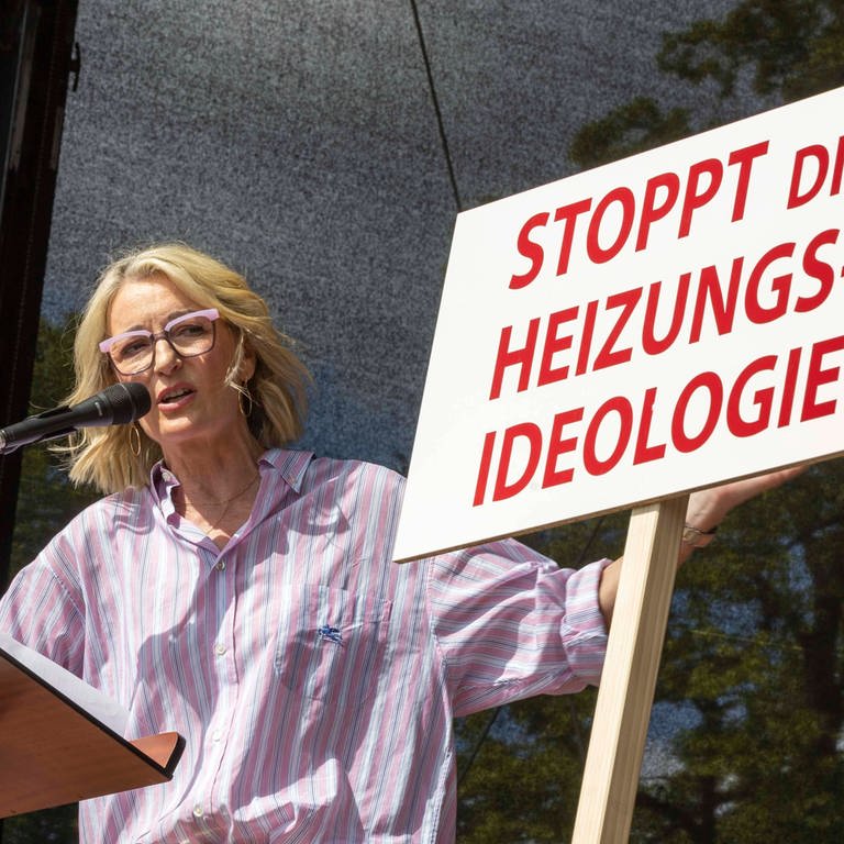 Monika Gruber  Kundgebung Demonstration DEMO gegen Heizhammer Gesetz der Ampel-Regierung auf dem Volksfestplatz in Erding (Foto: IMAGO, IMAGO / Smith)