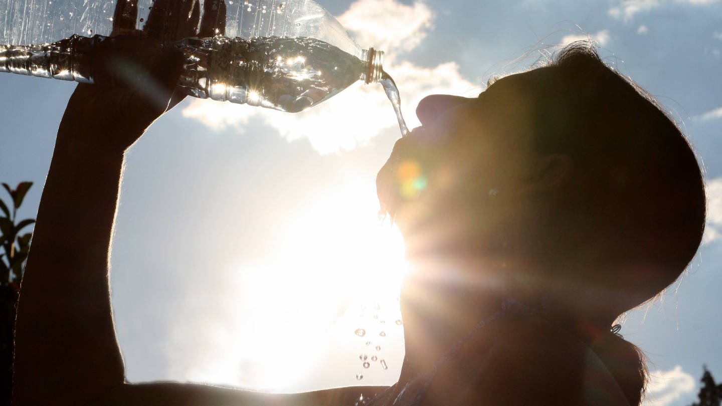 Eiskalte Erfrischung bei hochsommerlichen Temperaturen (Foto vom 24.07.2018). Bei starker Hitze wird empfohlen, eineinhalb bis zwei Liter am Tag zu trinken. (Foto: IMAGO,  epd-bild/AnkexBingel EDITORIAL USE ONLY)
