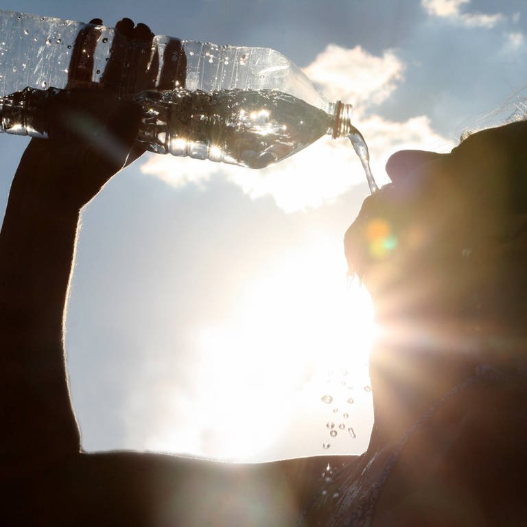 Eiskalte Erfrischung bei hochsommerlichen Temperaturen (Foto vom 24.07.2018). Bei starker Hitze wird empfohlen, eineinhalb bis zwei Liter am Tag zu trinken.  (Foto: IMAGO,  epd-bild/AnkexBingel EDITORIAL USE ONLY)