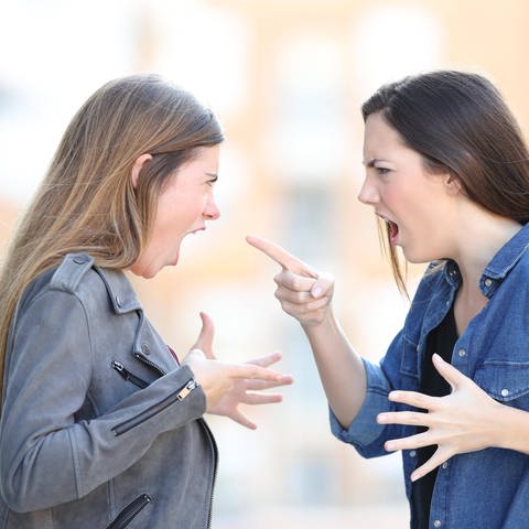 Zwei streitende Frauen (Foto: IMAGO, IMAGO / Panthermedia)