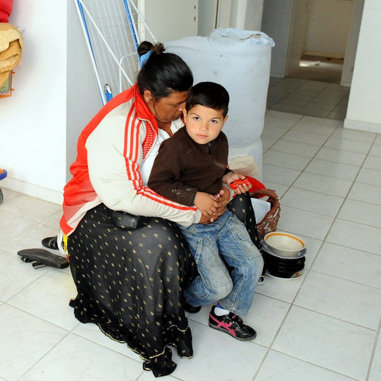Eine Roma-Familie steht in Berlin in der neuen Wohnung der Familie. (Foto: picture-alliance / Reportdienste, picture alliance / dpa | Britta Pedersen)
