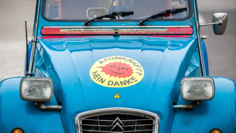 Ein Citroën 2CV, besser bekannt als "Ente", mit einem Aufkleber mit der Aufschrift "Atomkraft? Nein Danke" (Foto: picture-alliance / Reportdienste, picture alliance / dpa | Hauke-Christian Dittrich)