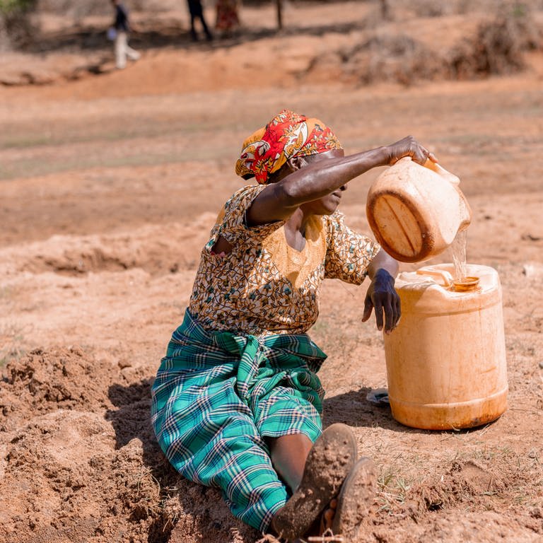 African woman fetching water in dry area with a yellow Jerrycan - East Africa xkwx East (Foto: IMAGO, IMAGO / Pond5 Images)