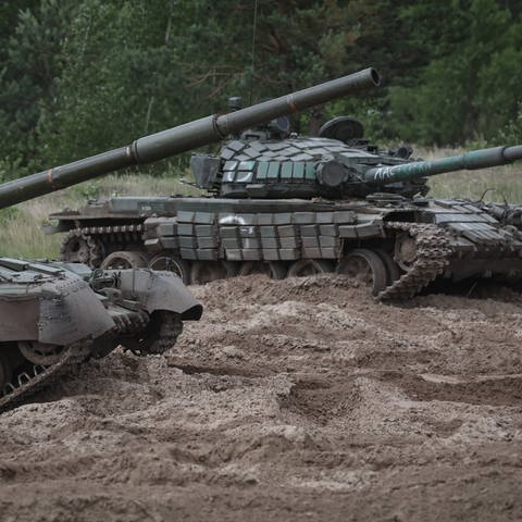 RUSSIA - JUNE 13, 2023: Russian Army Central Military District T-80 tanks are seen in a military training ground in the zone of Russia s special military operation during a drill for destroying military hardware supplied to the Armed Forces of Ukraine by other countries. (Foto: IMAGO, MAGO / ITAR-TASS, Stanislav Krasilnikov/TASS PUBLICATIONxINxGERxAUTxONLY 60012127)