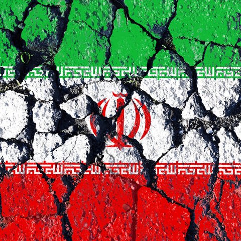 FOTOMONTAGE, Fahne des Iran auf gebrochenem Grund, Symbolfoto für die Proteste im Iran (Foto: IMAGO, picture alliance / Bildagentur-online | Bildagentur-online)