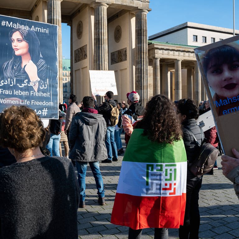 Berlin, Deutschland, Europa - Demonstration vor dem Brandenburger Tor gegen die Verletzung der Menschenrechte durch die Islamische Republik im Iran und zur Ehrung der Opfer der iranischen Volksrevolution, sowie die Wuerdigung des Jahrestages des Massakers der Proteste im November 2019 (Foto: IMAGO, IMAGO / Olaf Schuelke)