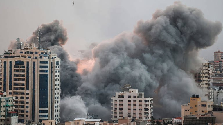 Rauch über Hochhäusern nach einem Angriff des israelischen Militärs auf Gaza Stadt. Zuvor hatte die Hamas Israel aus dem Gazastreifen angegriffen (Foto: IMAGO, IMAGO / ZUMA Wire)