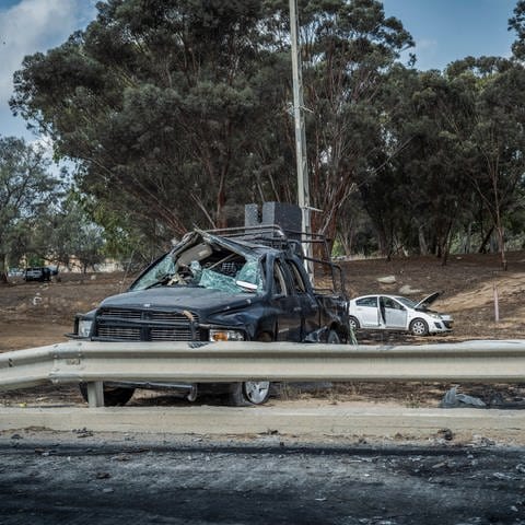 Ein Blick auf zerstörte Fahrzeuge in der Nähe des Geländes des Supernova-Festivals für elektronische Musik nach dem tödlichen Angriff islamistischer Hamas-Kämpfer vom 7.10.2023. (Foto: dpa Bildfunk, picture alliance/dpa | Ilia Yefimovich)