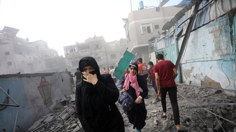 Women flee following an Israeli strike vollowing an Israeli strike in the southern Gaza Strip, as Deadly Israeli Strikes continue for the sixth consecutive day on Thursdy October 12, 2023. (Foto: IMAGO, UPI Photo)
