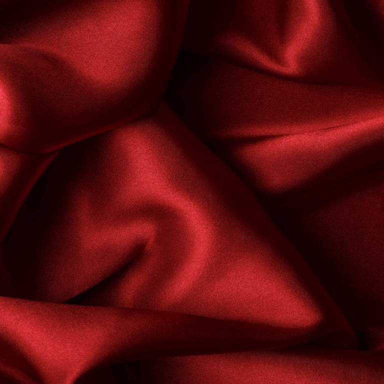 Red silk fabric (Foto: IMAGO, Zoonar)