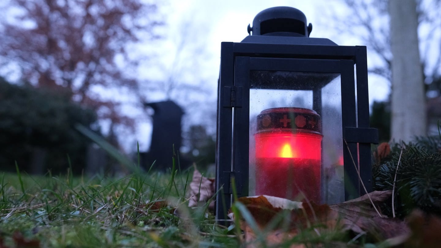 Eine Grablampe an einer Grabstätte auf dem Südfriedhof. (Foto: picture-alliance / Reportdienste, picture alliance/dpa | Sebastian Willnow)