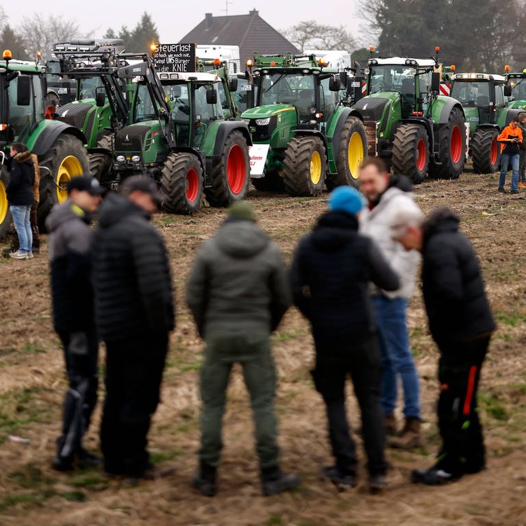 Teilnehmer der Bauernproteste fahren in Köln mit ihren Traktoren im Korso und präsentieren dabei Schilder mit Aufschriften, die Schluss mit der ideologischen Politik und das Ende der Ampel fordern.  (Foto: IMAGO, IMAGO / Panama Pictures / Christoph Hardt)