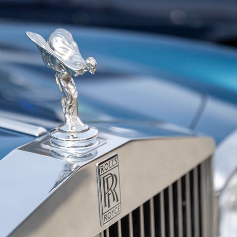 Markenemblem vom Britischen Automobilhersteller Rolls Royce mit der Kühlerfigur The Spirit of Ecstasy (Foto: IMAGO, IMAGO / imagebroker)