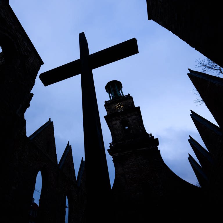 Ein Kreuz steht in der Aegidienkirche der evangelisch-lutherischen Marktkirchengemeinde. (Foto: picture-alliance / Reportdienste, picture alliance/dpa | Julian Stratenschulte)