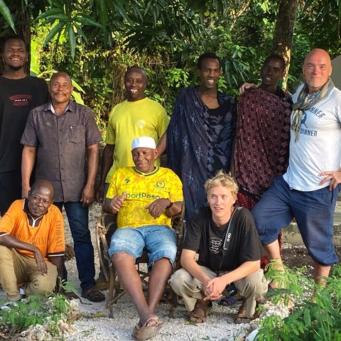 Danny Netto (rechts außen) mit dem Team seines Künstlercamps „Garden of Komba“ (Foto: Danny Netto)