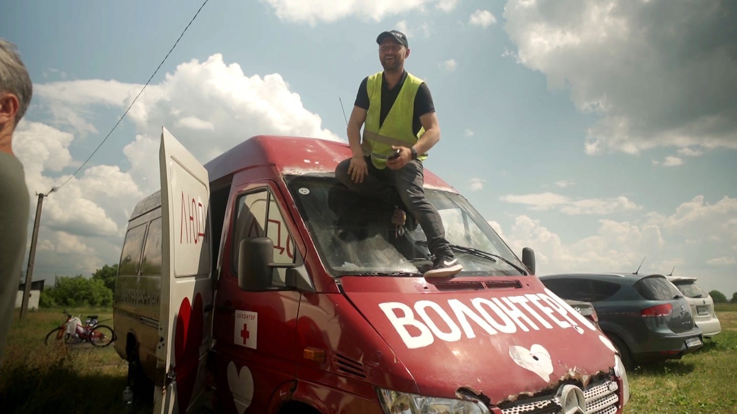 10 Jahre Krieg - Wie die Ukraine für ihre Freiheit kämpft | Mychajlo Puryschew hilft als Freiwiliiger - mit Minibussen fahren sie an heftig umkämpfte Orte der Ukraine, um den Menschen dort zu helfen. (Foto: ard-foto s1, © WDR)