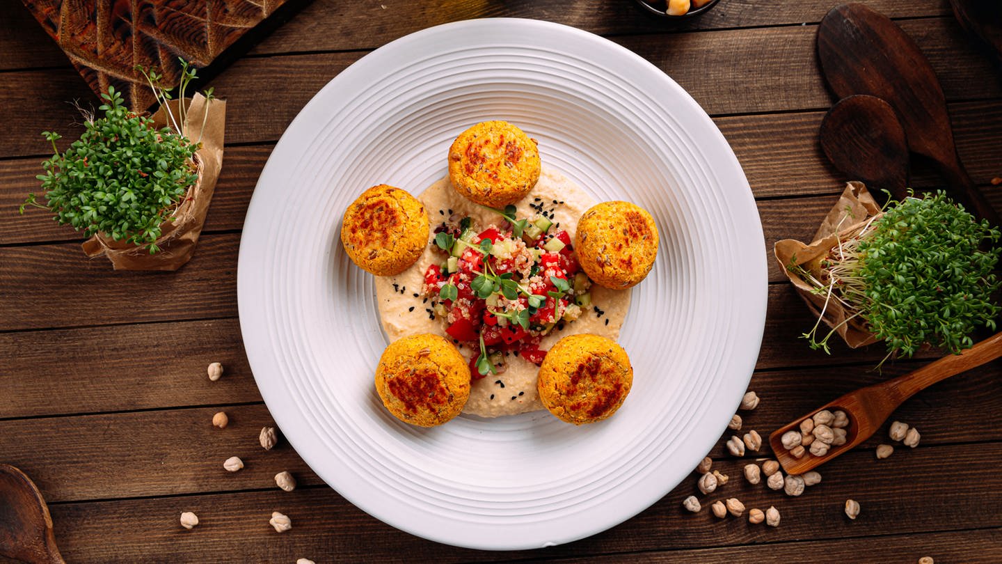 Portion of vegetarian falafels with hummus Symbolfoto (Foto: IMAGO, Pond5 Images)