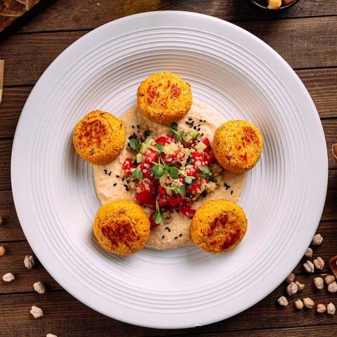 Portion of vegetarian falafels with hummus Symbolfoto (Foto: IMAGO, Pond5 Images)
