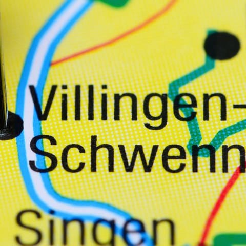 Photo of pinned Villingen-Schwenningen on a map of Germany. Symbolfoto (Foto: IMAGO, Pond5 Images)