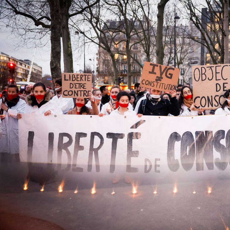 Demonstration in Paris - Abtreibungsgesetz (Foto: IMAGO, xMAXPPPxThomasxPadillax TPA240228 094 TPA240228 094)