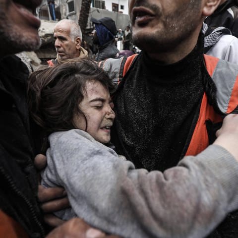 Rettung eines verletzten Mädchens nach einem israelischen Luftangriff  (Foto: IMAGO, xapaimagesxOmarxAshtawyx\xapaimagesx)