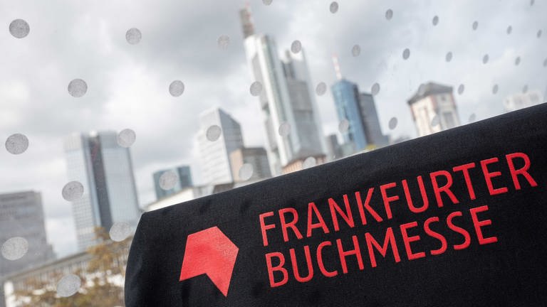 Stofftasche mit dem Aufdruck Frankfurter Buchmesse  (Foto: picture-alliance / Reportdienste, picture alliance/dpa | Sebastian Gollnow)