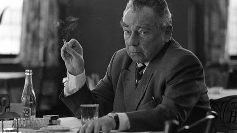 Erich Kästner raucht eine Zigarette (Foto: IMAGO, imago images / United Archives)