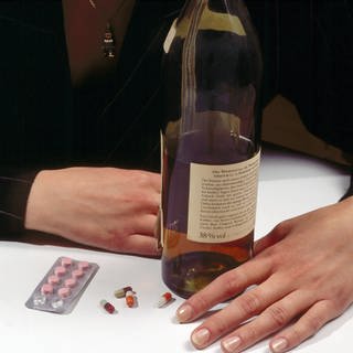 Tabletten und Alkohol (Foto: picture-alliance / Reportdienste, picture alliance/blickwinkel/McPhoto)
