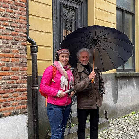 Katharina Borchardt mit Autor Stefan Hertmans  vor dem Haus im Genter Drongenhof (Foto: Pressestelle, Katharina Borchardt)