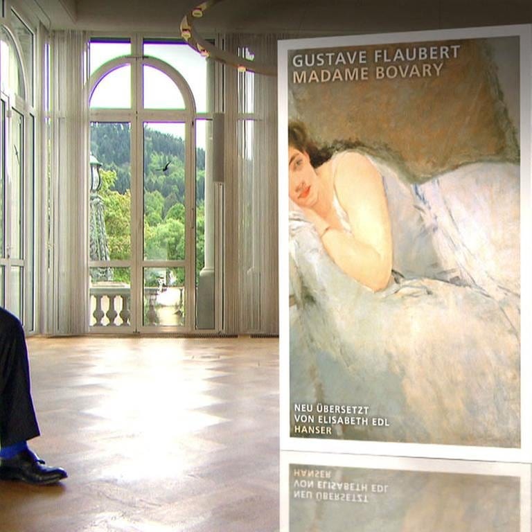 Moderator Denis Scheck und das Buch "Madame Bovary" von Gustave Flaubert (Foto: SWR, SWR -)