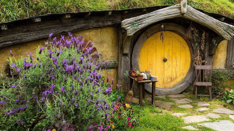Hobbit-Haus in Hobbingen (Foto: IMAGO, imago images / imagebroker)