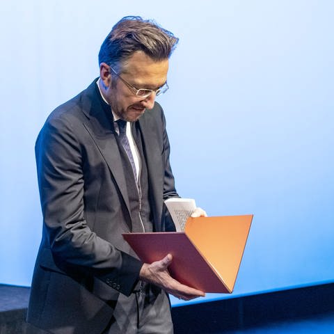 Der Schweizer Autor Lukas Bärfuss hält den diesjährigen Georg-Büchner-Preis in den Händen (Foto: dpa Bildfunk, picture alliance/Boris Roessler/dpa)