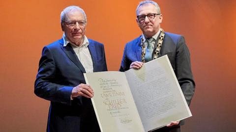 Der Mannheimer Oberbürgermeister Peter Kurz übergibt die Urkunde zur Verleihung des Schillerpreises an den Schriftsteller Uwe Timm. (Foto: SWR, Stadt Mannheim - Foto: Fernando Fath)