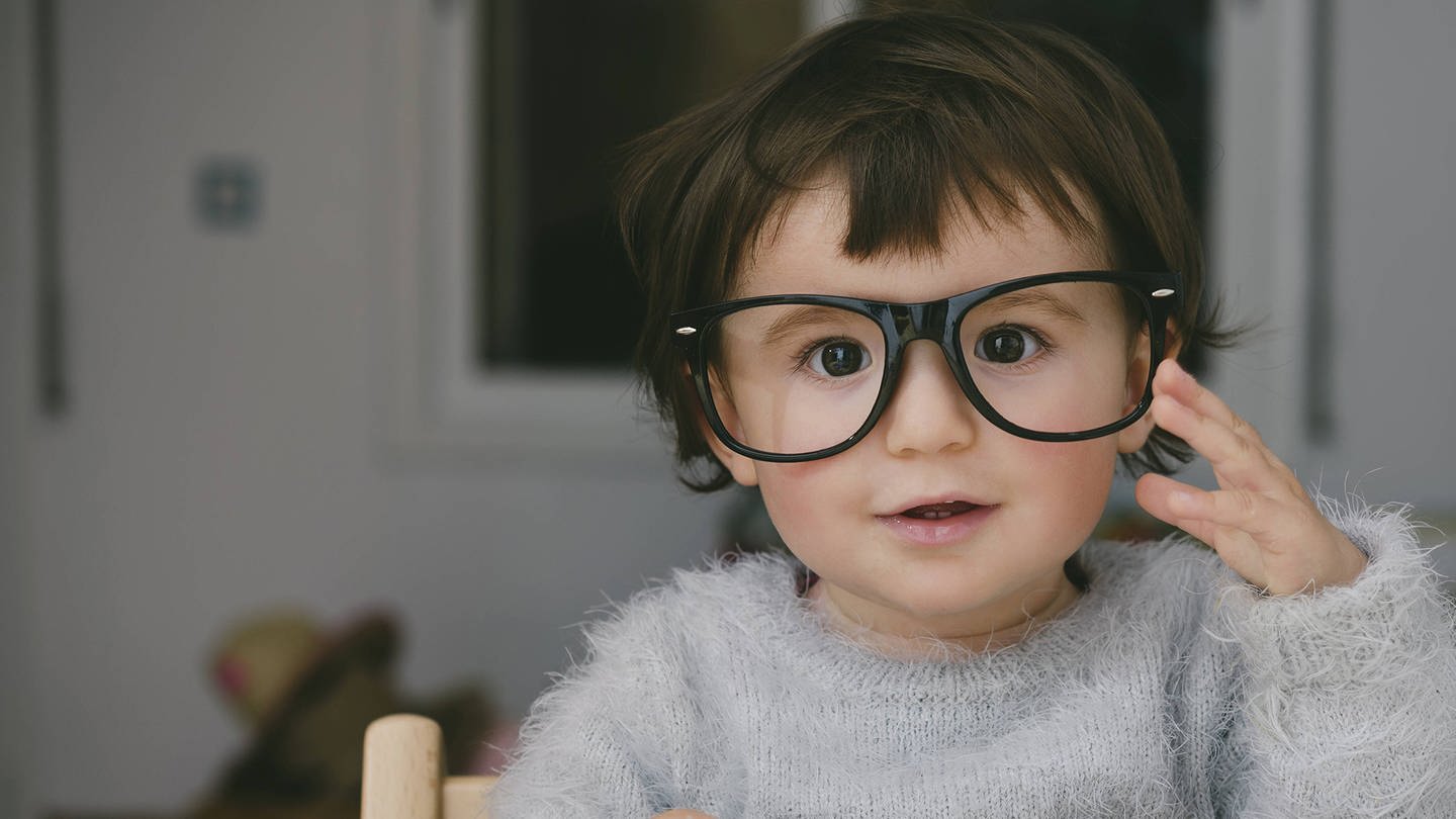 Ein kleines Kind mit einer riesengroßen Brille (Foto: IMAGO, imago images / Westend61)