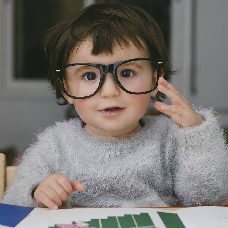Ein kleines Kind mit einer riesengroßen Brille (Foto: IMAGO, imago images / Westend61)