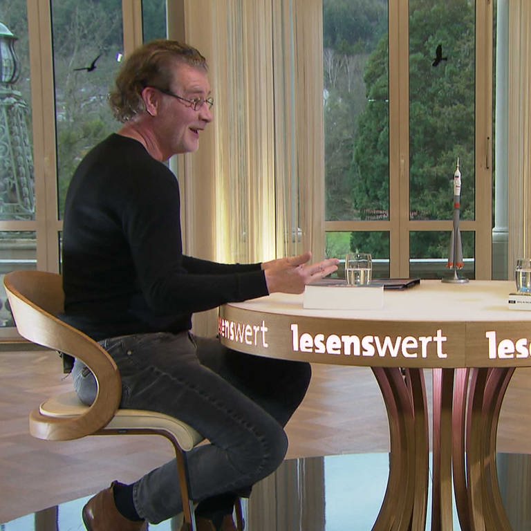 Hörspielregisseur Klaus Buhlert im Gespräch mit Denis Scheck (Foto: SWR)