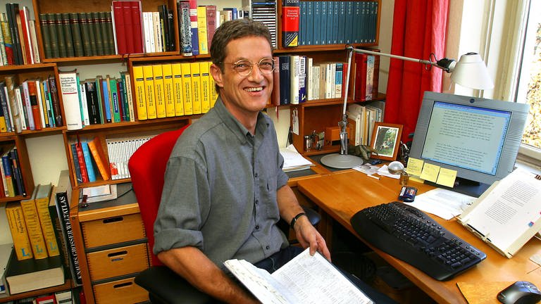 Übersetzer Dirk van Gunsteren an seinem Schreibtisch  (Foto: IMAGO, imago images / HRSchulz)