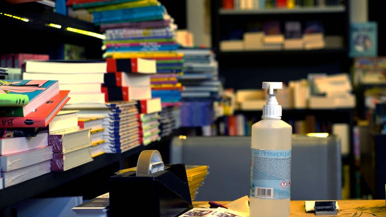 Eine Desinfektionsflasche in einer Pariser Buchhandlung. (Foto: IMAGO, imago images / Hans Lucas)