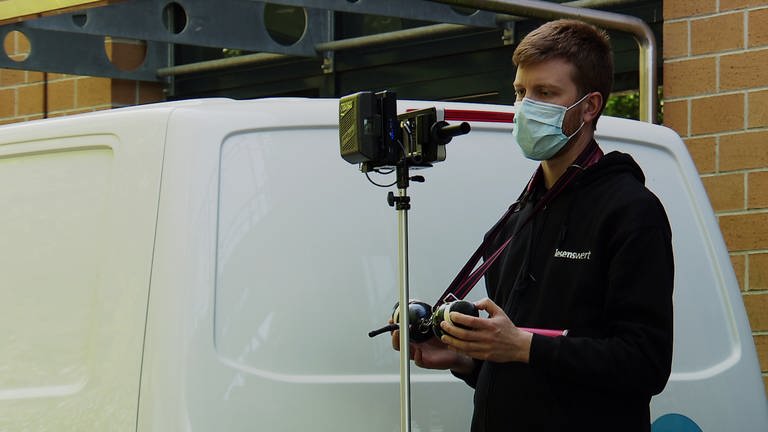 Kamera-Assistent mit Mundschutzmaske während der Drehaufnahmen (Foto: SWR)