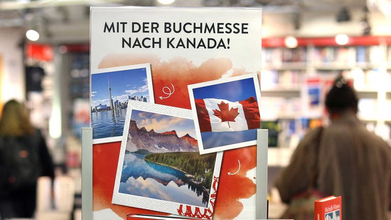 Tisch mit Büchern zu Kanada, Gastland der Frankfurter Buchmesse 2021 (Foto: IMAGO, epd-bild/Thomas Rohnke)