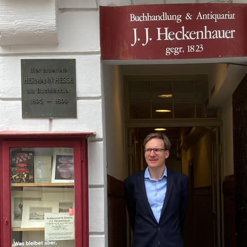 Roger Sonnewald vor dem Tübinger Antiquariat J.J. Heckenhauer (Foto: Pressestelle, J.J. Heckenhauer)