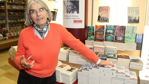 Donna Leon mit ihren Romanen in einer Buchhandlung. (Foto: IMAGO, SKATA)