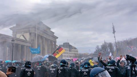 Querdenker-Demonstration vor dem Brandenburger Tor (Foto: picture-alliance / Reportdienste, Sulupress | Vladimir Menck)