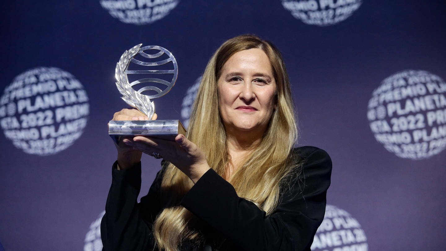 Die Autorin Luz Gabás hält den Planeta-Preis in ihren Händen. (Foto: picture-alliance / Reportdienste, EUROPA PRESS | Kike Rincón)