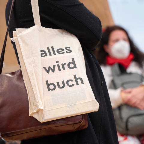 Frankfurter Buchmesse 2022: Tasche mit der Aufschrift "Alles wird Buch" (Foto: picture-alliance / Reportdienste, picture alliance/dpa | Sebastian Gollnow)