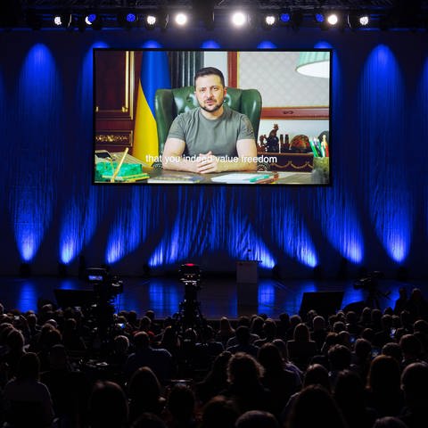 Eine aufgezeichnete Rede von Wolodymyr Selenskyj, Präsident der Ukraine, wird während der Frankfurter Buchmesse auf einem Bildschirm gezeigt. (Foto: dpa Bildfunk, picture alliance/dpa | Sebastian Gollnow)