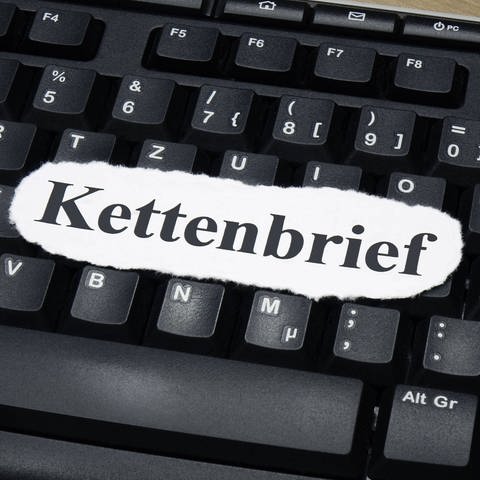 Auf einer Tastatur liegt der Schriftzug Kettenbrief Symbolfoto (Foto: IMAGO, Steinach)