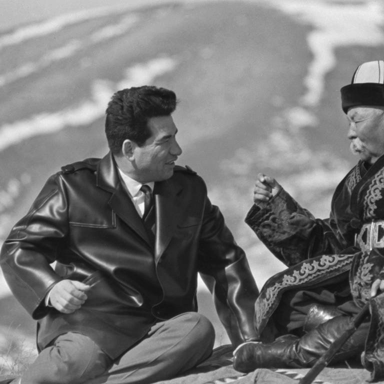 Kirgiz SSR, USSR. March, 1966. Soviet writer Chingiz Aitmatov (L) talks to manaschi Sayakbay Karalayev.  (Foto: IMAGO, Viktor Koshevoi/TASS)